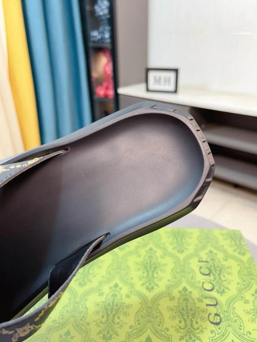 Men's shoes 💰260🌹🌹 (gucci-Gucci) New men's slippers, high-end boutique, made of cowhide, with exquisite embossed logo decoration on the upper, fine workmanship, super soft soles, casual, loose and comfortable, a must-have in summer! \nsize：38-44
